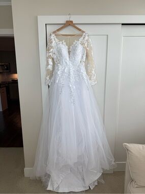 Elegant White Lace Long-Sleeve Wedding Dress